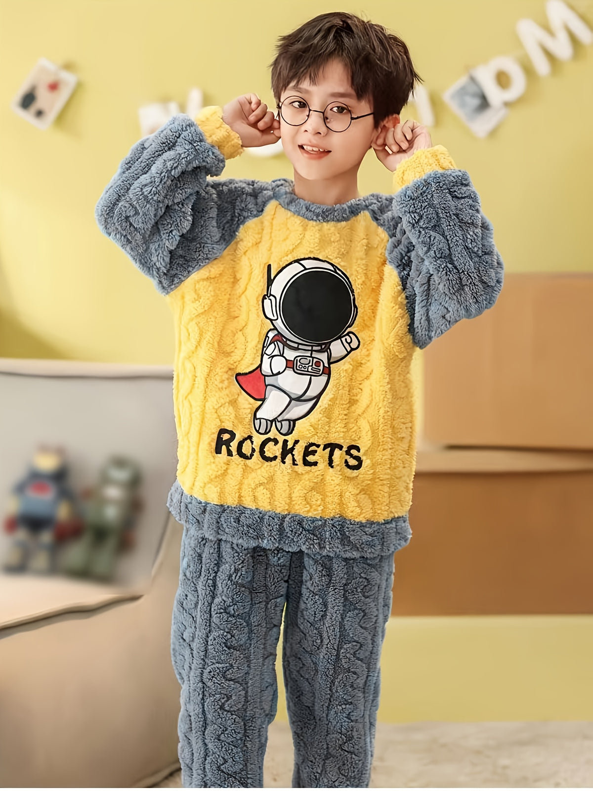 Boys' Space-Themed Fleece Set with Astronaut & Planets Print - Cozy Winter Sleepwear, Matching Long Sleeve & Pants, Soft Round Neck Outfit for Bedtime & Lounge, Easy-Care Machine Washable, Warm & Comfortable for Boys Aged 3-12 Years, Perfect for Outer Sp