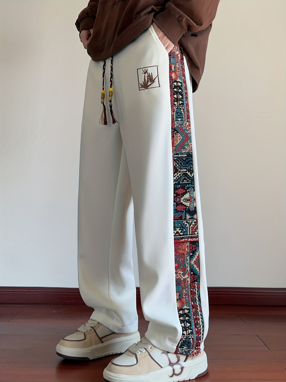 Men'S Fashionable Casual Sports Straight-Leg Pants Featuring Ethnic Style Patchwork, Embroidery Craftsmanship, And an Elastic Drawstring Waist, Perfect for Everyday Wear in Autumn And Winter