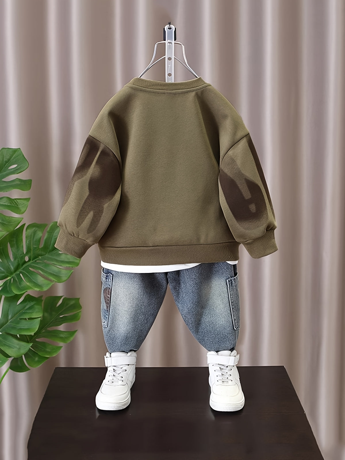 A two-piece set of long-sleeved, round-neck letter printed top pullover and casual jeans for boys in spring and autumn is the perfect choice for outdoor wear, Perfect for Outdoor