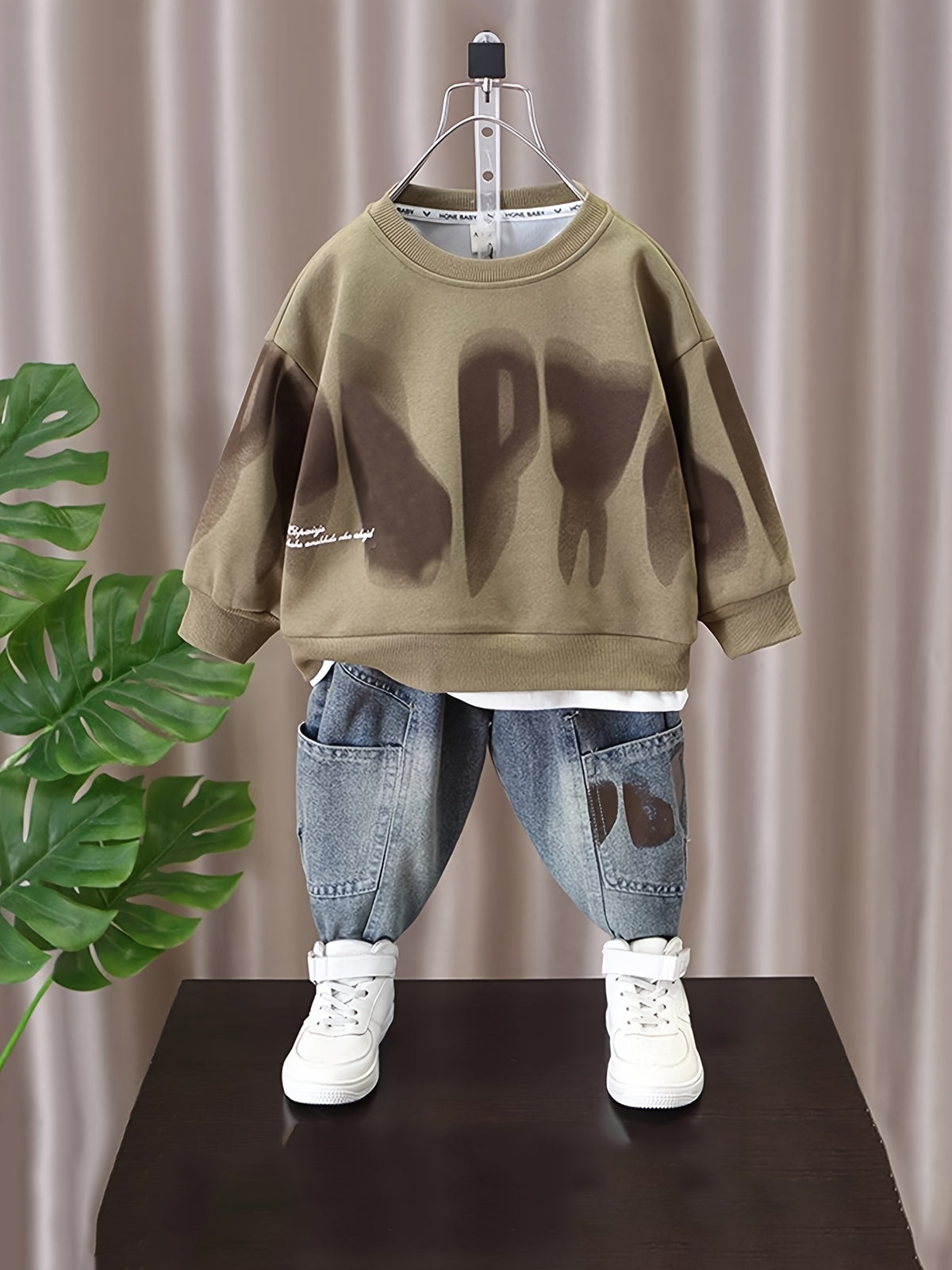 A two-piece set of long-sleeved, round-neck letter printed top pullover and casual jeans for boys in spring and autumn is the perfect choice for outdoor wear, Perfect for Outdoor