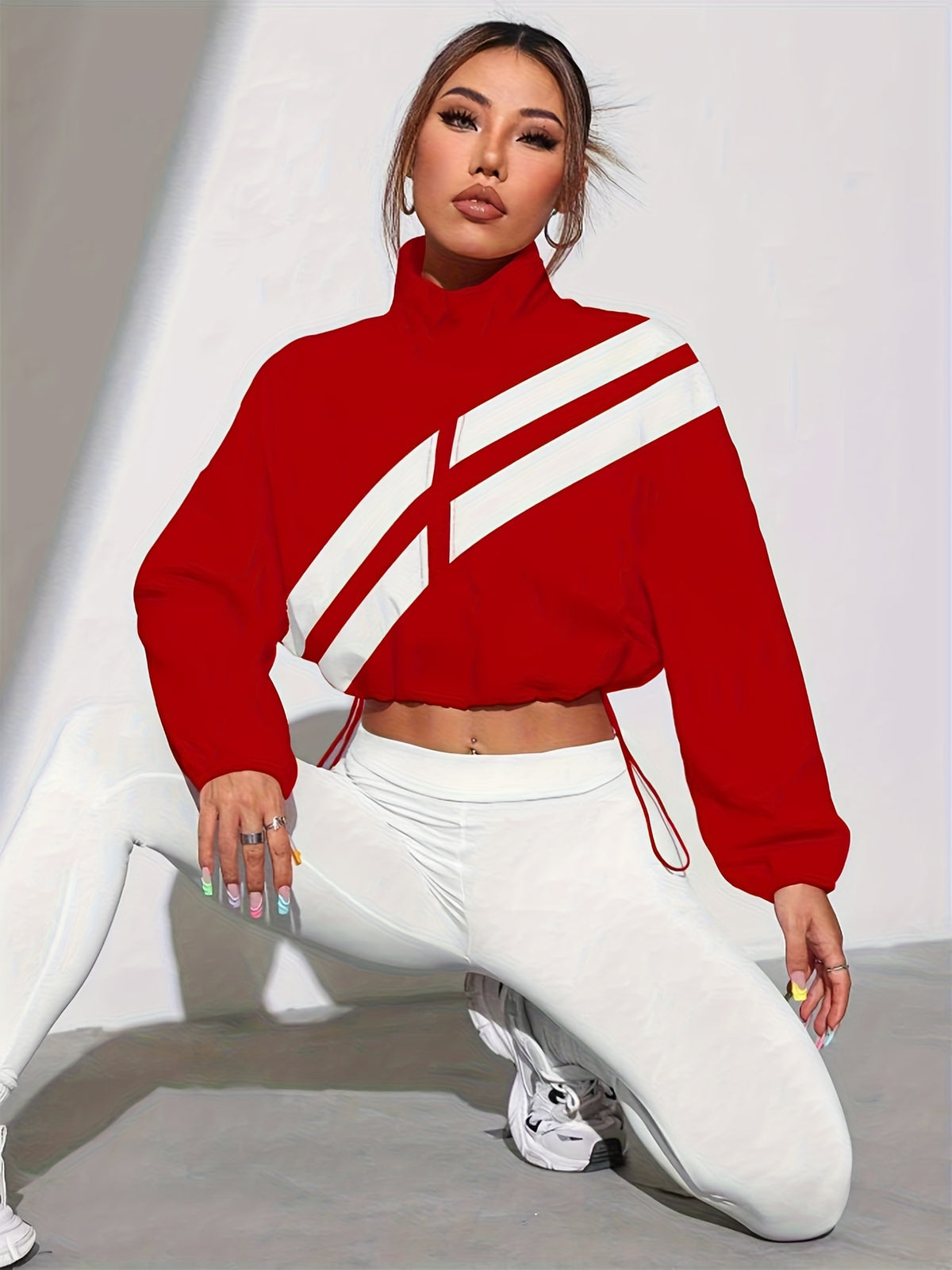 A Full-Zip Stylish Sports Jacket with Pockets, Featuring a Drawstring Hem, Suitable for Spring And Autumn, Ideal for Running, Fitness, And Other Athletic Activities